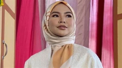 malaysian singer aina abdul s cover of “easy on me” caught adele s attention syok
