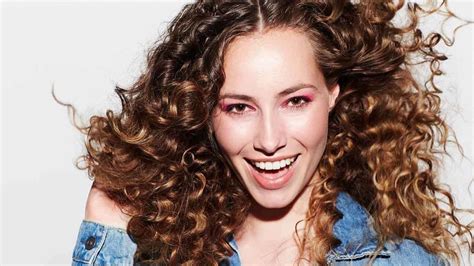 Just before we go into the details of how to tame frizzy hair, let's clear some things up. 15 Curly Hair Care Home Remedies To Be Soft, Shiny Strong ...