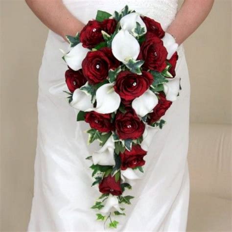 Add some greenery, a few burgundy peruvian lilies and a coral gerbera daisy for a truly striking bouquet. 30 Luxurious Calla Lily Bouquet Burgundy For Best Wedding ...