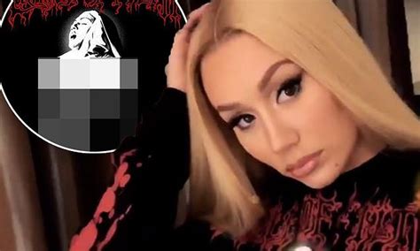 Iggy Azalea Wears A Very Offensive T Shirt In New Year S Eve Instagram Post Daily Mail Online