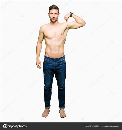 Hombre Guapo Sin Camisa Mostrando Pecho Desnudo Persona Fuerte Mostrando fotografía de stock