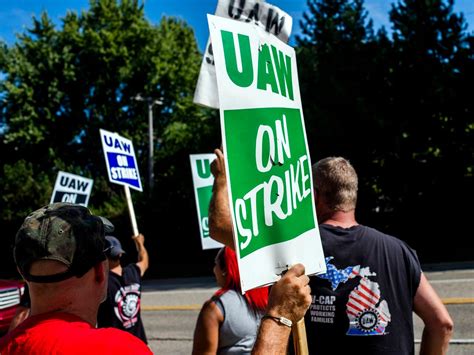 As Negotiations With Gm Continue Uaw Workers Get Strike Pay