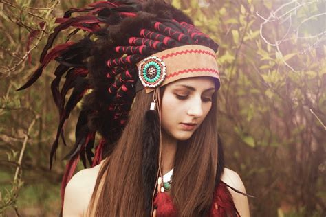2560x1440 Indian Brunette Native Americans Headdress Wallpaper