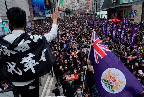 Police Protesters Clash In New Years Day Rally In Hong Kong Cbc News