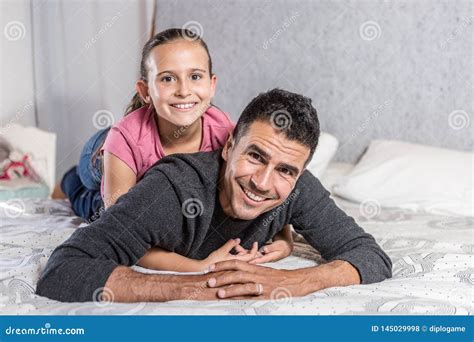 Padre E Hija Que Abrazan En Cama Foto De Archivo Imagen De Joven