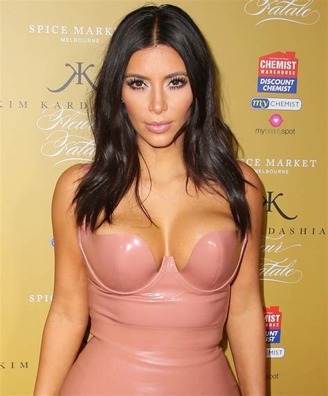 Kim Kardashian Usa Mais Um Decote Inacredit Vel Em Evento Quem Quem