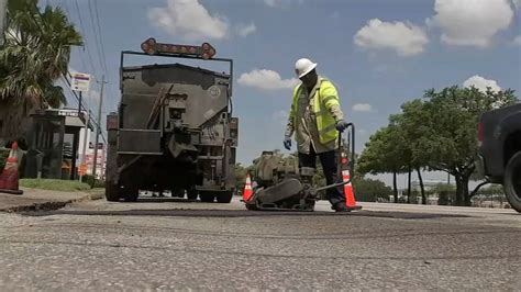 Houston Public Works Celebrates Pothole Milestone Abc13 Houston