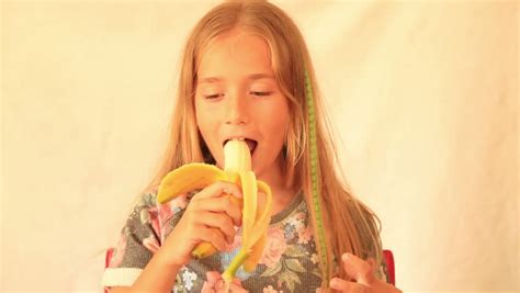 Cute Girl Eating Banana Stockvideoklipp Helt Royaltyfria