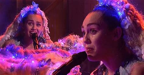 Miley Cyrus Breaks Down In Tears During Emotional Performance Of I Had