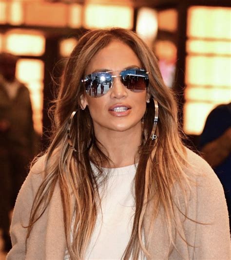 Jennifer Lopez Aviator Sunglasses And Oversized Hoop Earrings Acessories Jewelry Jlo