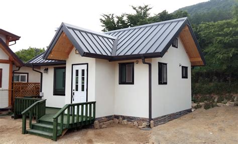 Ein transportables haus wird mit montierten wänden, decken und böden ausgeliefert. Mini-Haus: Wohnen auf 30 Quadratmetern | homify