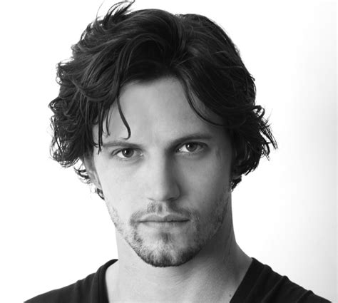 ‘roswell Nathan Parsons Four More Cast In The Cw Reboot Pilot Deadline
