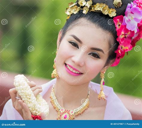 Mujer Tailandesa En El Traje Tradicional De Tailandia Imagen De Archivo Imagen De Cultura