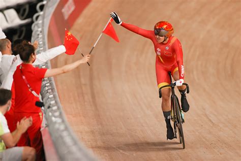 卫冕成功！钟天使鲍珊菊获东京奥运会自行车女子团体争先赛冠军我在现场新民网