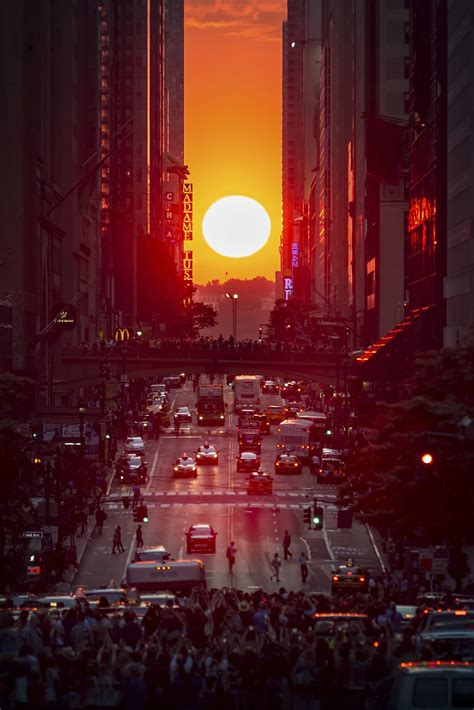 Manhattanhenge Twice A Year The Sunset Aligns Perfectly With The Grid