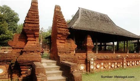 8 Keunikan Rumah Adat Kasepuhan di Jawa Barat. Menarik Banget!