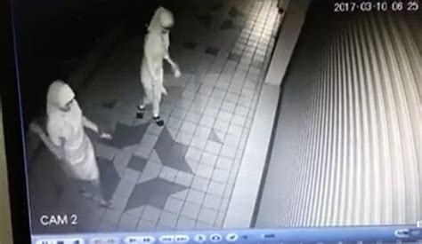 Membeli jeruk di kedai jeruk madu pak ali wakaf seetee aisah, seberang jaya pulau pinang. CCTV Rakam Dua Wanita Didakwa Cuba Menyihir Kedai Pesaing ...
