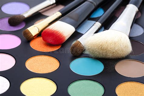 Cepillos Del Maquillaje Y Sistema De Sombras De Ojos Coloridas Como