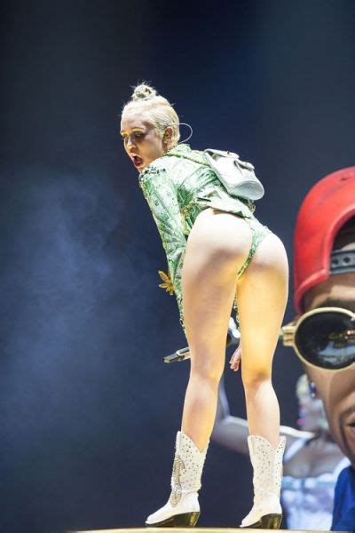 Miley Cyrus Legs Spread And Hot Ass Bangerz Tour In Tumbex