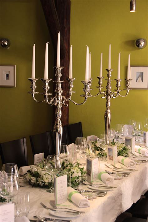 Dekoidee für runde tische zur hochzeit in weiß früher galt die weiße farbe für brautpaare als purer. ♥♥♥ Kerzenstaender / Kerzenleuchter ausleihen http://www ...