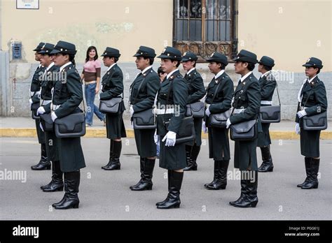 Mujer Policia Peru Uniforme Policial Fotografías E Imágenes De Alta