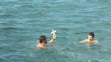Festohet dita e ujit të Bekuar besimtarët ortodoksë hidhen në ujërat e