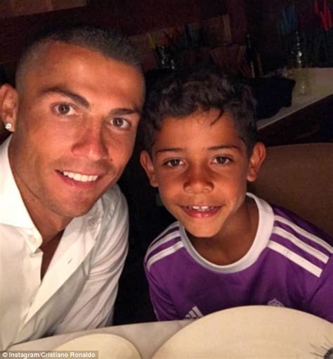 Cristiano Ronaldo Posts Photo Of His Newborn Twin Children Daily Mail