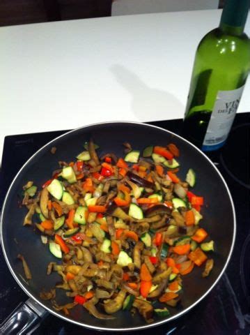 Un salteado cocinado en wok con una combinación de ingredientes sensacional. Wok de verduras al vino blanco | Verduras, Recetas wok ...