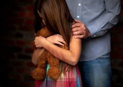 Ces Parents Racontent Les Abus Qui Ont Bris Leur Enfance Et Comment