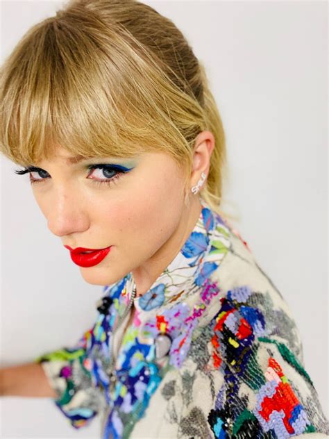 Beautiful Taylor Swift Snowglobe Selfie Celeblr