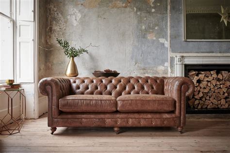 We are delighted to offer for sale this lovely vintage art deco style aged brown leather club sofa with polished mahogany arms this is very stylish, exceptionally comfortable and. Colour palettes to complement your brown leather sofa