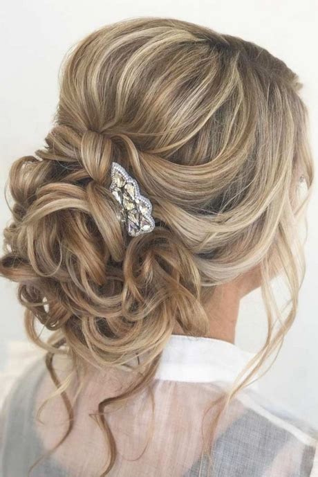 If you want a cute prom hairstyle, then this one is just what you need to turn to. Prom hairstyles for medium hair 2019