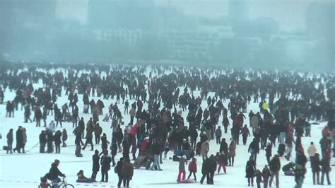 . alster nicht mehr zugefroren, doch jetzt nach einigen . wenn das meer vor umeå zugefroren ist und alle möwen, schwäne und enten aus der ruhigen winterlandschaft verschwunden sind, ist. Hamburg: Zugefrorene Alster lockt die Massen aufs Eis ...