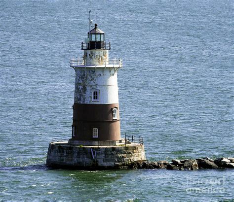 The Robbins Reef Light In Upper New York Bay Photograph By Kenneth Lempert