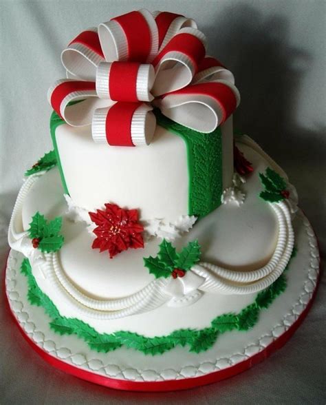 Go for gold decorations on the white cake. 25 Super Cute Christmas Cakes - Page 5 of 25