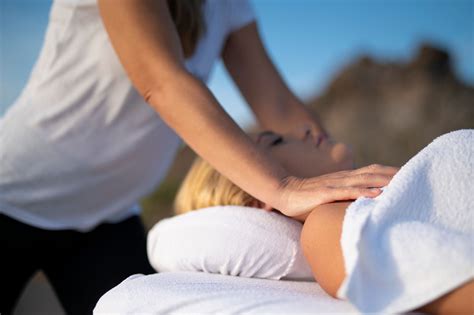 prenatal massage in santorini reduce discomfort and stress