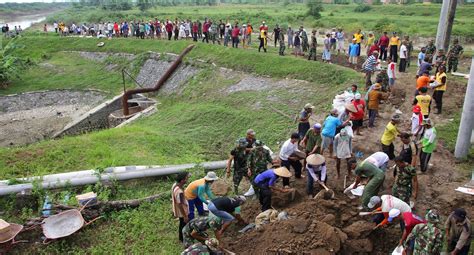Koramil Jati Dan Warga Gotong Royong Perbaiki Tanggul Sungai Wulan