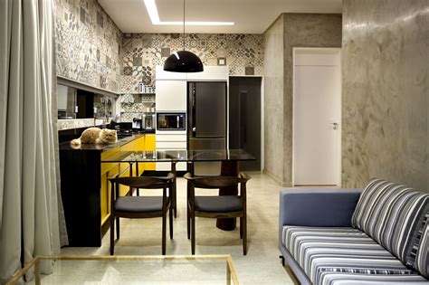 Cahaya matahari yang mengisi rumah dapat menambah warna natural dan menciptakan tampilan ruangan yang menenangkan. Tiny Designs: Brilliant Box House With Bold Interiors