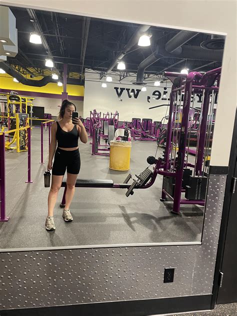 the gym mirror 👀 r selfie