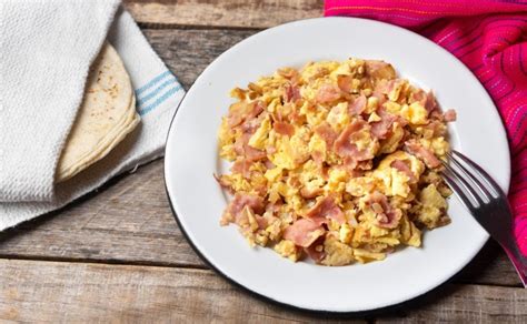Receta de huevos revueltos con jamón y queso para desayunar