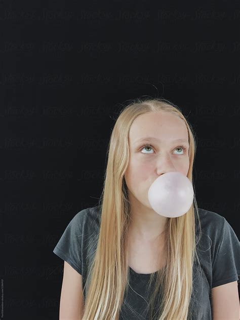 teenage girl blowing bubble gum bubble del colaborador de stocksy rialto images stocksy