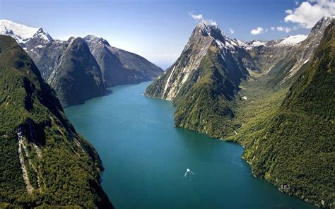 It lies about 1 600 km southeast of australia and about 10 500 km southwest of california. New Zealand Facts, Worksheets, History, Geography ...