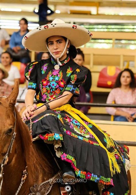 Pin De Cozy4649 En Charrería Charreada＠mexican Rodeo Vestidos Escaramuza Escaramuzas