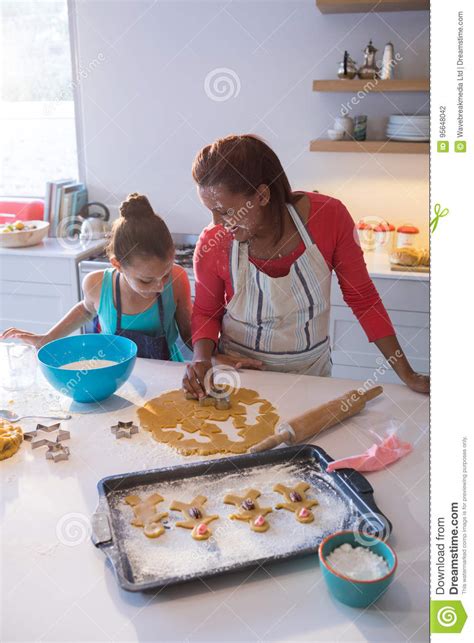 Madre E Hija Que Preparan Las Galletas En Worktop De La Cocina Foto De