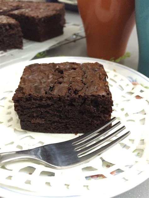 Tapi.kena ingat.potong brownies time dia dah sejuk tau.kau jgn plak potong time dia. Chocolate Brownies Kedut ... | AmyHilmirda