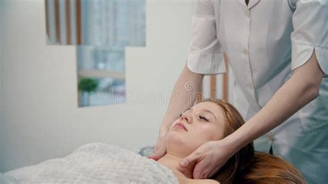 Massage Massage Therapist Kneading Toes And Feet Of A Woman Stock Video Video Of Healing