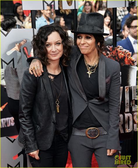 Sara Gilbert And Linda Perry Step Out As Married Couple At Mtv Movie Awards 2014 Photo 3091046