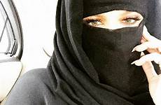 niqab khloe hijab kardashian dubai habibi selfie instagram burqa eyes eye arab selfies kim makeup wearing emirates wears muslim visiting