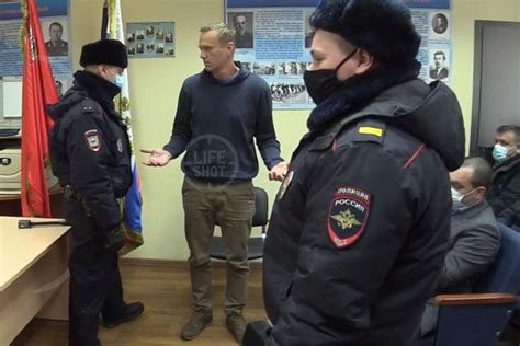 Журналист юрий дудь назвал суд по аресту оппозиционера алексея навального, который проходил в отделе полиции в подмосковных химках, «реактивным, закрытым и нарушающим законы». Суд в отделе полиции арестовал Навального: «Выкинули на ...