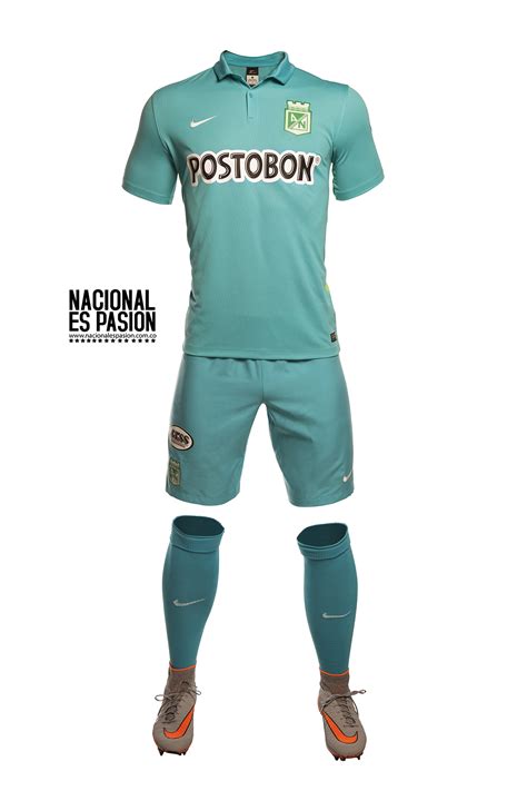 Desde lejos aparece como un apiñado caserío uniforme, proporcionado y armónico, destacando la esbelta torre de la iglesia, el enorme recinto del castillo y una de las plazas más bonitas de españa. Nike presenta la tercera camiseta de Atlético Nacional